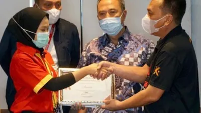 Amelia bersama founder dan jajaran direksi Alfamart.
