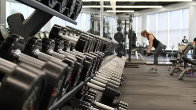 Ilustrasi loker terbaru Jakarta 2022 di Curves Indonesia sebagai pelatih gym.