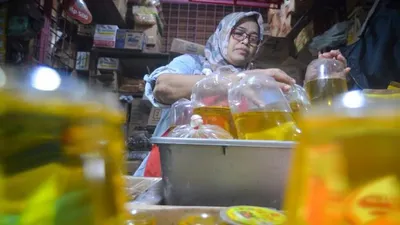 Ilustrasi minyak goreng curah. Per 1 Februari 2022 ini harga minyak goreng kembali turun.