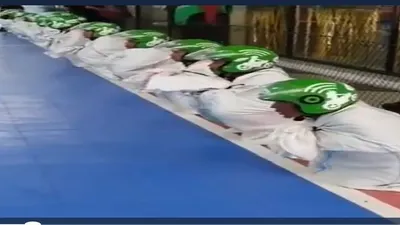 Lomba Balap Karung atau Gojek Karung  / tangkap layat @twitter @paman Bajaj