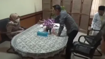 Nyesek! Istri Dedi Mulyadi Tak Hiraukan Kehadiran dan Jabatan Tangan Suaminya Malah Asyik Main HP