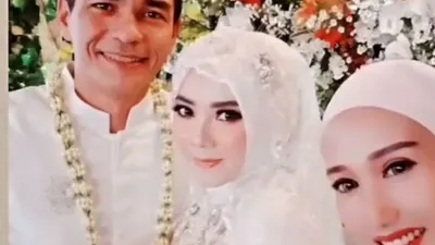 Kabar bahagia datang dari aktor Teddy Syah yang kini sudah resmi menikah lagi, kali dengan perempuan bernama Anne Kurniasih.