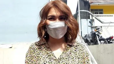 Pedangdut Ayu Ting Ting saat ditemui di kawasan Kapten P Tendean, Jakarta Selatan, Senin (8/2/2021). [Suara.com/Yuli]