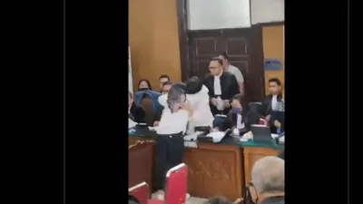 Jadi Sorotan, Susi ART Memeluk Putri Candrawathi di Persidangan, Ada Skenario Apa Lagi?