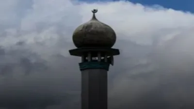 Ilustrasi pengeras suara masjid yang dipasang di menara.