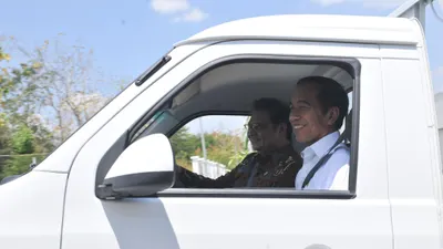 Menperin ketika itu Airlangga Hartarto mendampingi Presiden Jokowi mencoba mobil Esemka pada September 2019