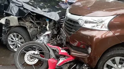 Kecelakaan beruntun yang terjadi di Ruas Jalan Sudirman, tepatnya di depan Rumah Makan (RM)Padang Yasmin Raya, Kecamatan Bogor Tengah, Kota Bogor. 