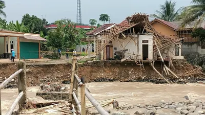 Salah satu akses jalan warga yang hancur tersapu derasnya aliran Sungai Cidurian. (Yogi Faisal)