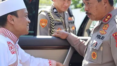 Ustadz Das'ad Latif (baju putih).
