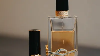 Ilustrasi parfum untuk pria dan wanita.