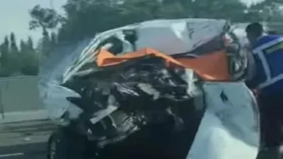 Tangkapan layar kondisi terakhir mobil pasutri yang alami kecelakaan di jalan Tol Jakarta-Cikampek arah Jakarta, Minggu (12/12/2021).