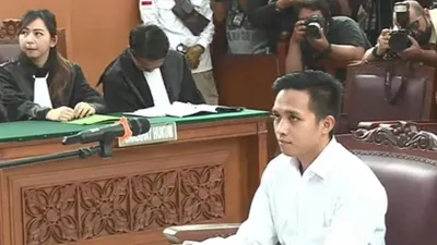 Potret Bharada E saat jalani sidang perdana di PN Jaksel. 
