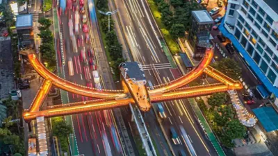 Instagramable, berjalan kaki di atas Jembatan Penyeberangan Orang (JPO) Karet Sudirman, Jakarta, bisa dikunjungi saat Nataru.