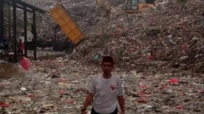 Banjir di TPA Cipayung Depok mengakibatkan sampah berserakan terbawa aliran air
