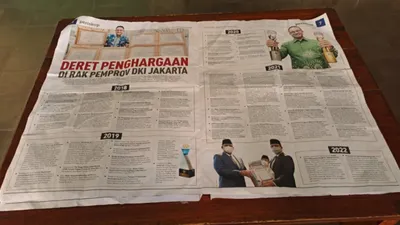 Halaman tabloid berisi prestasi Anies Baswedan.