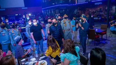 Wali Kota Bogor saat melakukan inspeksi protokol kesehatan dan penjualan minol di sejumlah cafe di Kota Bogor akhir pekan kemarin. 