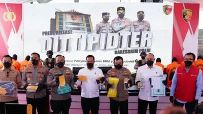 Polisi menunjukkan barang bukti penyalahgunaan solar bersubsidi.