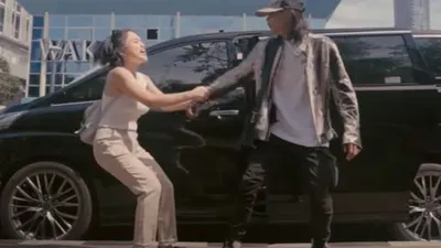 Jeje dan Bonge jadi model video klip lagu Jangan Katakan Cinta. 