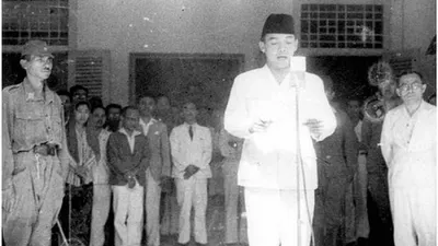 Soekarno membacakan Teks Proklamasi Kemerdekaan RI 17 Agustud 1945