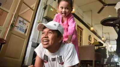 Selesai menjalani sidang gugatan cerai, Dedi Mulyadi pulang dengan naik angkot.