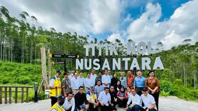 Presiden Jokowi bersama Ketua DPR Puan Maharani, Menteri Sekretaris Negara Pratikno, Menteri Investasi/Kepala BKPM Bahlil Lahadalia, Menteri PUPR Basuki Hadimuljono, Kepala Badan Otorita IKN Bambang Susantono, Gubernur Kalimantan Timur Isran Noor, dan para pemred bersama di Titik Nol IKN.
