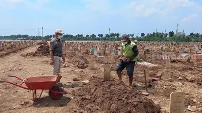 Chandra, warga Tangerang, Bamten langsung bergegas dari kantornya yang berada di kawasan Citereup, Bogor, Jawa Barat, usai membaca berita soal amblesnya sejumlah makam di TPU Rorotan, Jakarta Utara, Rabu (1/9/2021). (Suara.com/Yosea Arga)