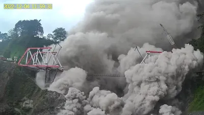 Gunung Semeru yang alami erupsi dini hari tadi Minggu, 4 Desember 2022 pukul 02.46 WIB kini statusnya ditingkatkan menjadi Awas (level IV).