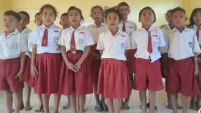 Paduan Suara Bocah SDN di NTT Nyanyikan Dunia Tipu-Tipu, /tangkaplayar @undercover.id