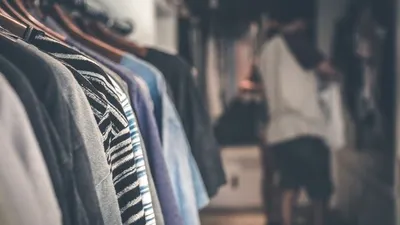 Ilustrasi untuk tips memanfaatkan baju bekas 