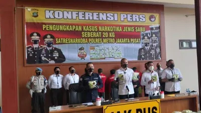 Satuan Reserse Narkoba Polres Jakarta Pusat menangkap lima pelaku yang berperan sebagai kurir jaringan narkoba internasional di kawasan Rest Area Sumatera Selatan (Sumsel). 