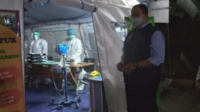 Gubernur DKI Jakarta Anies Baswedan saat meninjau tenda darurat bagi ruang inap pasien COVID-19 di RSUD Kramat Jati, Jakarta Timur, Kamis (24/6/2021).