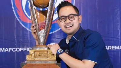 Gilang Widhia Pramana atau Juragan 99 Tengah Memegang Trofi Piala Presiden 2022 yang Diraih Arema, Sumber gambar : Instagram juragan_99)