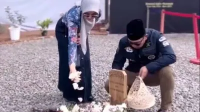 Pamit Berangkat Haji  ke  Tanah Suci, Ridwan Kamil dan Keluarga  Ziarah ke Makam Mendiang Eril