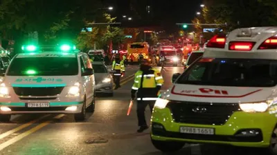 Ambulans sempat diblokir massa saat hendak membantu para korban. [Hani.co.kr]