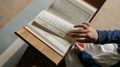 Ilustrasi naskah khutbah Jumat berjudul 'Maulid Nabi Tiba, Jaga Akhlak Generasi Muda.'