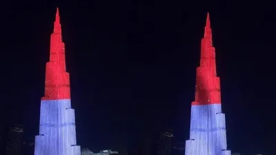 Gedung Burj Khalifa diselimuti cahaya merah putih pada HUT Kemerdekaan Indonesia, Rabu, 17 Agustus 2022.
