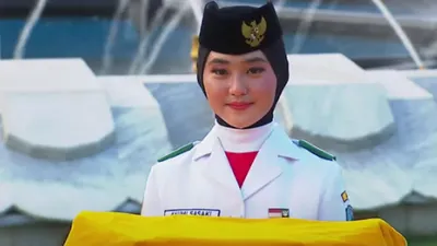 Ayumi Putri Sasaki, Paskibraka Nasional pembawa baki di upacara penurunan bendera di Istana Merdeka.