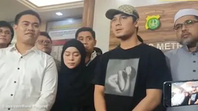 Rizky Billar dan Lesti Kejora saat di polres Metro Jakarta Selatan/ tangkaplayar Youtube Suaradotcom)