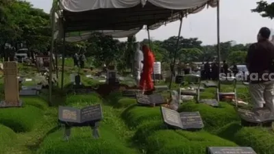 Suasana pemakaman Rina Gunawan di TPU Tanah Kusir, Jakarta [Suara.com/Evi Ariska]