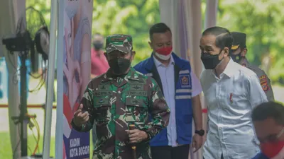 Presiden Jokowi saat meninjau vaksinasi di Kebun Raya Bogor, Minggu 29 Agustus 2021