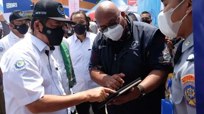 Menteri Kelautan dan Perikanan RI, Sakti Wahyu Trenggono saat mencoba pengalamannya menggunakan aplikasi Laut Nusantara. (Istimewa)  
