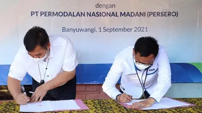 Penandatanganan kerja sama oleh Direktur Utama PT Permodalan Nasional Madani (PNM), Arief Mulyadi (kanan),dan Direktur Utama PT Sarana Multigriya Finansial, Ananta Wiyogo, di Dusun Macan Putih, Banyuwangi, Jawa Timur, Rabu, 1 September 2021.