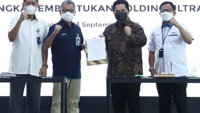 Menteri BUMN Erick Thohir (nomor dua dari kanan) ketika menghadiri penandatanganan akta inbreng saham pemerintah di PT Permodalan Nasional Madani (PNM) dan PT Pegadaian sebagai penyertaan modal negara kepada BRI selaku induk holding di Jakarta, 13 September 2021.