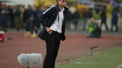 Pelatih kepala Malaysia Tan Cheng Hoe berdiri di sisi lapangan selama pertandingan final Piala Suzuki AFF antara Vietnam dan Malaysia di stadion My Dinh di Hanoi, Vietnam 15 Desember 2018.