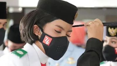 Pembawa baki Bendera Pusaka, Valentina Dyastika.