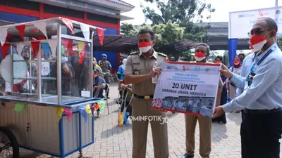 Warga Jatinegara Dapat Bantuan 20 Gerobak UMKM