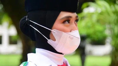 Ayumi Putri Sasaki, pembawa bendera merah putih dalam Upacara Penurunan Bendera HUT ke-77 RI di Istana Kepresidenan Jakarta.
