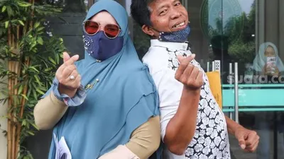 Komedian Kiwil dan Istri pertamanya, Rochimah berpose didepan kamera ketika ditemui usai menjalani sidang cerai di Pengadilan Agama Jakarta Selatan, Rabu (10/2/2021). [Suara.com/Alfian Winanto]