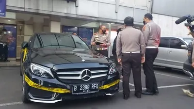 Polisi menetapkan MRK (21) pengemudi mobil mewah mercedes benz dengan nomor polisi B 2388 RFQ sebagai tersangka kasus tabrak lari bocah 9 tahun (sebelumnya disebut tujuh tahun) di Kelapa Gading, Jakarta Utara. Pria yang masih berstatus mahasiswa itu menyerahkan diri ke Polda Metro Jaya pada Rabu (24/3/2021) siang. (Suara.com/Yasir)