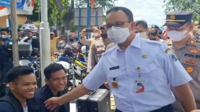 Gubernur DKI Jakarta Anies Baswedan menyapa pemudik di Terminal Kalideres, Jakarta Barat. 